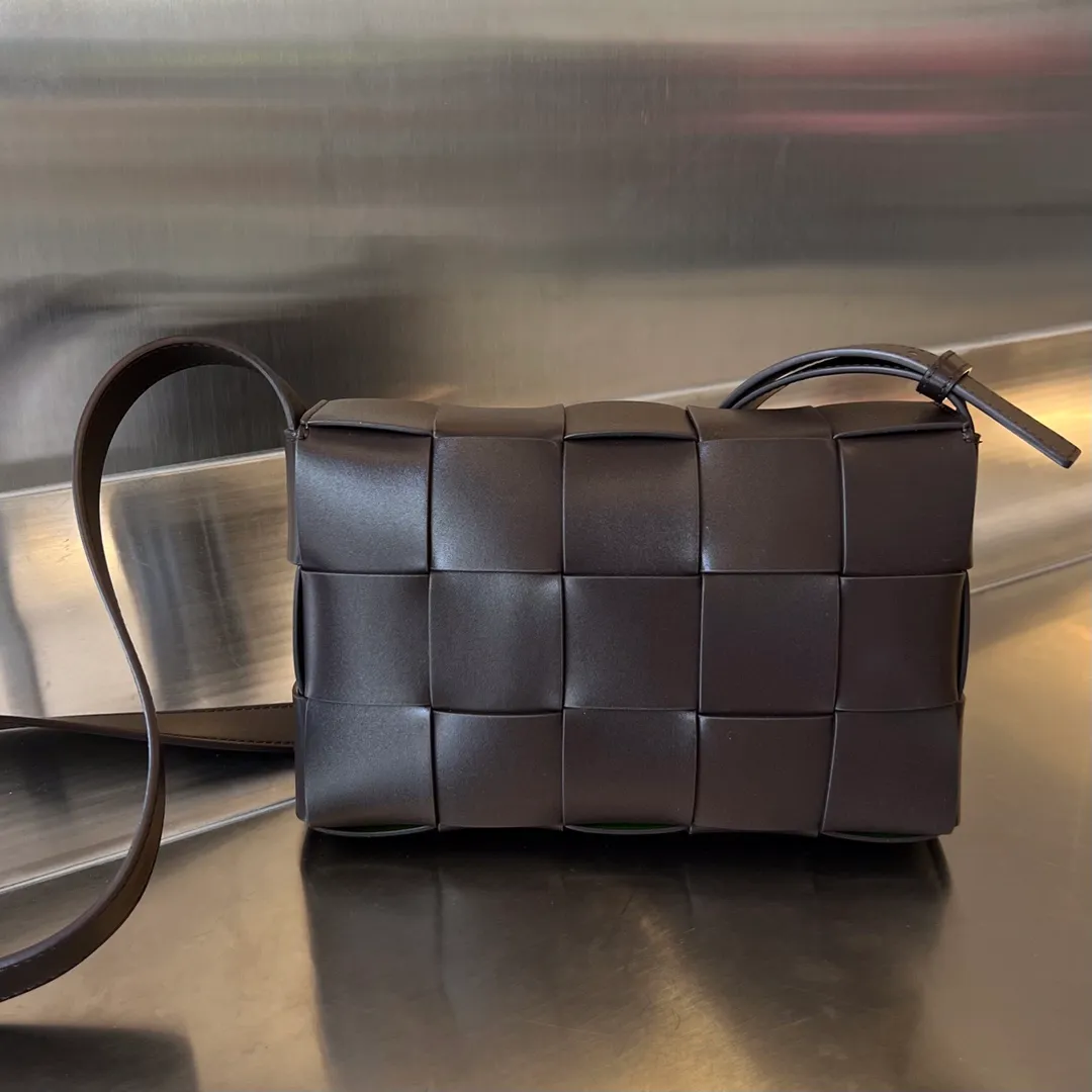 Batch 1520 B Home 708768 New version of CASSETTE two-color design with silver buckle hardware triangle buckle. It is really amazing. The two-color urban leather (Urban leather) leather is stiff and fashionable. The lining of the bag is made of suede leather technology to form a style contrast with the outside. There is no collision, classic weaving, low-key luxury, but there are surprises inside. Simple and easy to match, suitable for any outfit. The same size for men and women. size：23x15x5